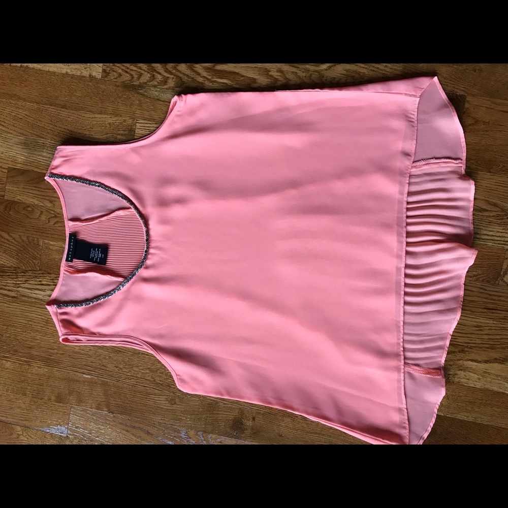 Sleeveless ladies top
